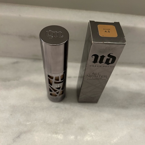 Urban Decay All Nighter Liquid Foundation in shade 4.5 New Box - Picture 2 of 8
